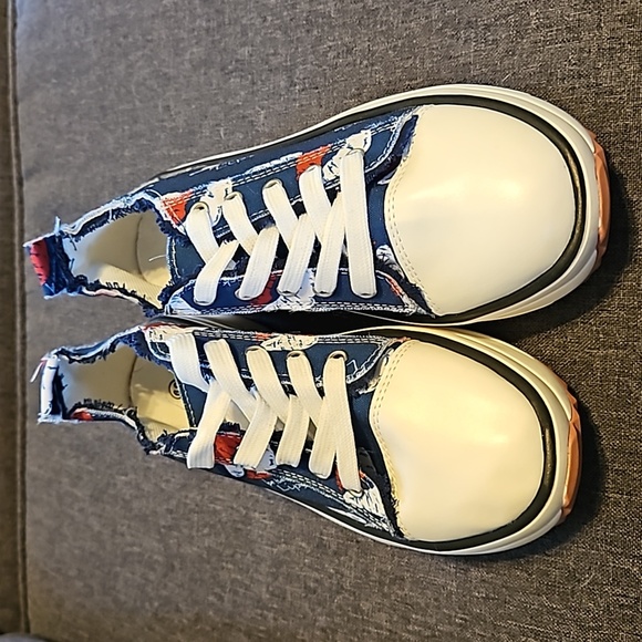 NWOT Womens kiss lip pattern canvas tennis shoes sz.39 or 7.5 valentines - Picture 3 of 6